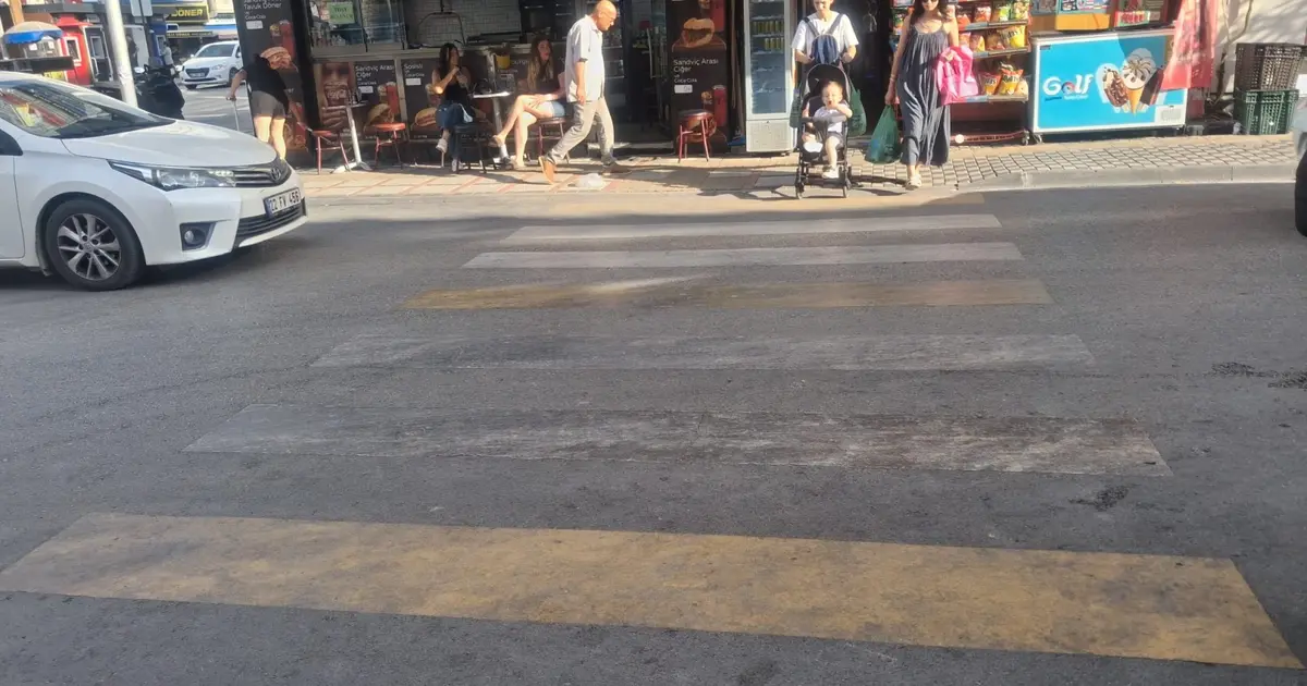 Keşan’da silinen yaya geçidi çizgileri tehlike saçıyor