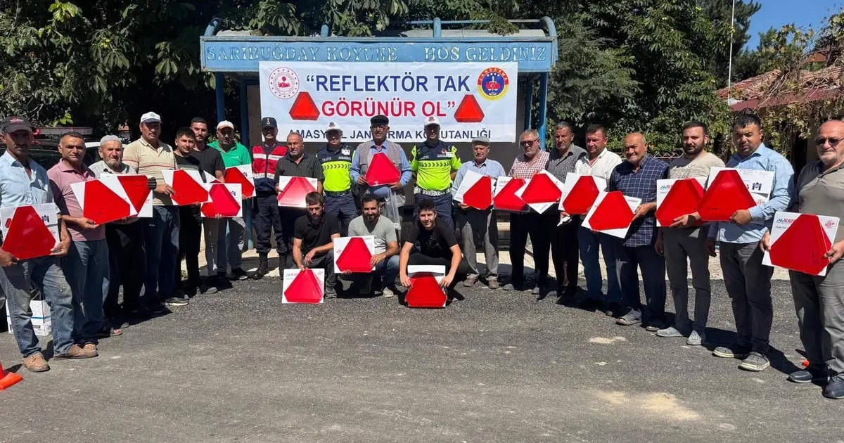 Amasya’da traktör sürücülerine reflektör uyarısı