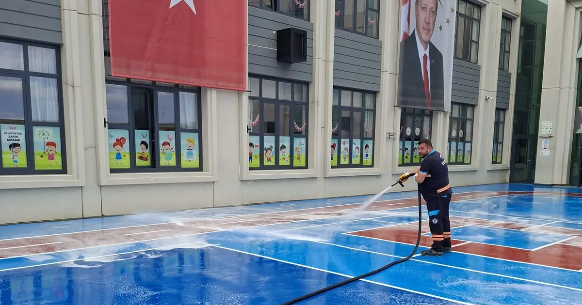 Tuzla’da sabahın erken saatlerinde başlayan temizlik mesaisi