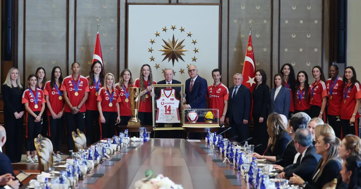 Cumhurbaşkanı Erdoğan, şampiyon voleybolcuları kabul etti