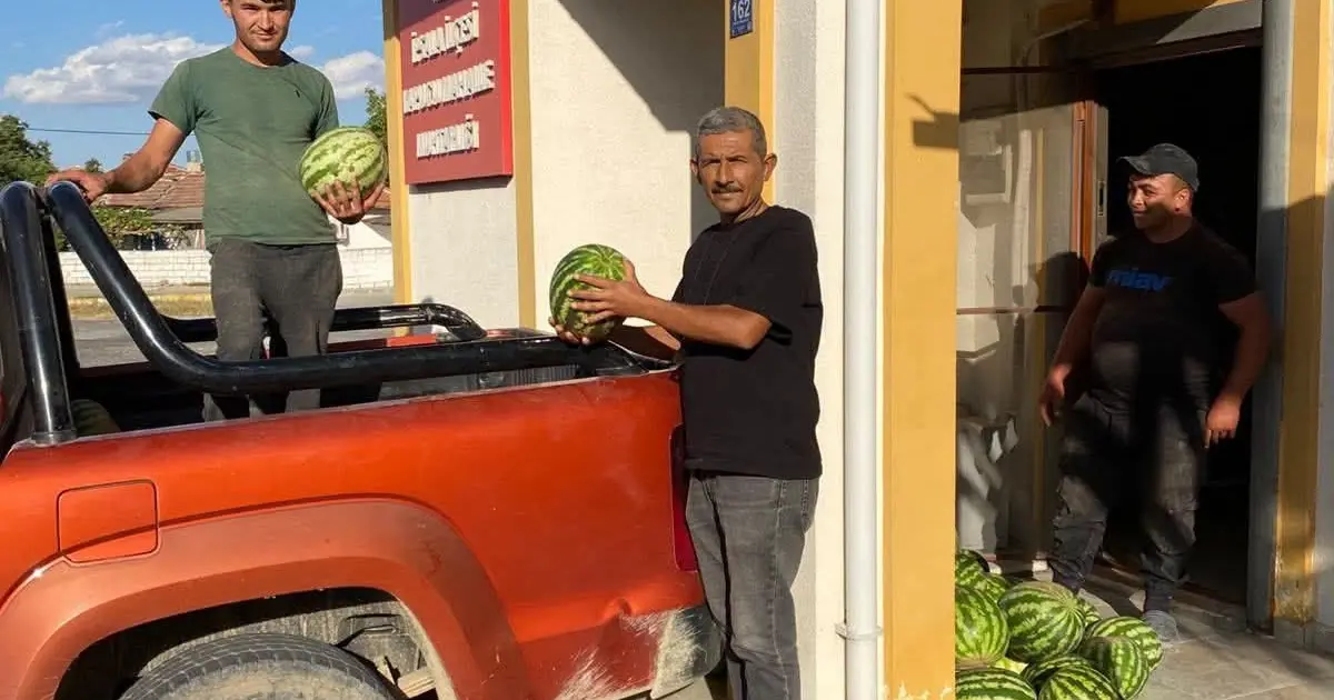 Karpuzlarını ihtiyaç sahipleriyle paylaştı... Tarlasından muhtarlığa uzanan iyilik
