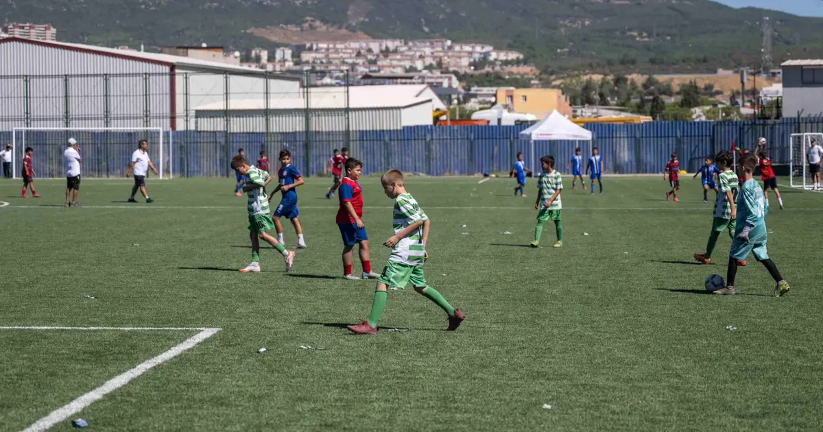 İzmir Bornova’da yenilenen Doğanlar Sahası çocukların golleriyle açıldı