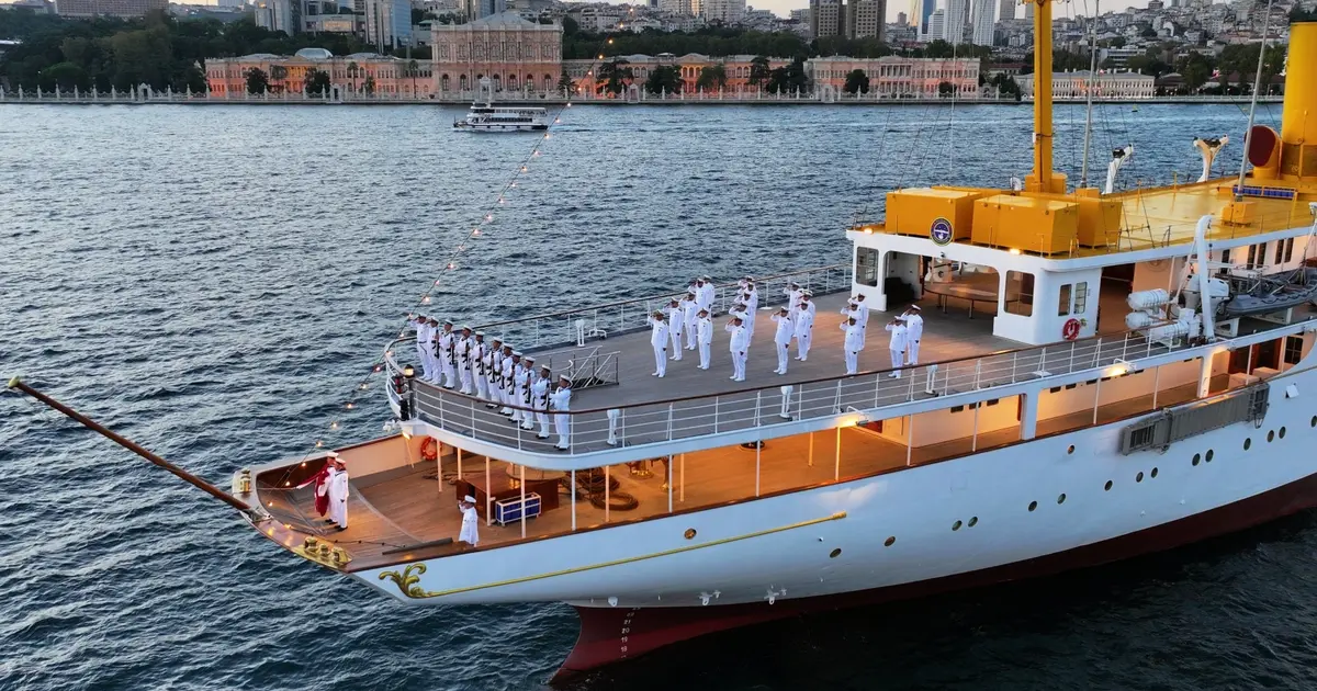 TCG Savarona Dolmabahçe açıklarında demirledi