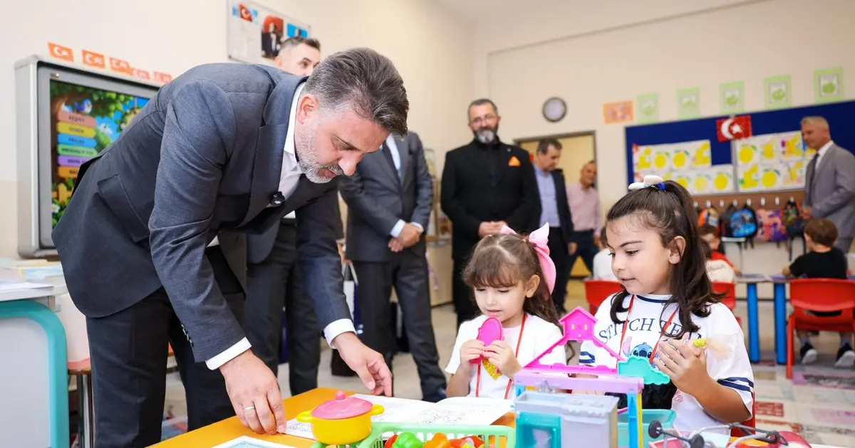 Bursa'da Başkan Vekili Biba, öğrencilerin ilk ders heyecanına ortak oldu