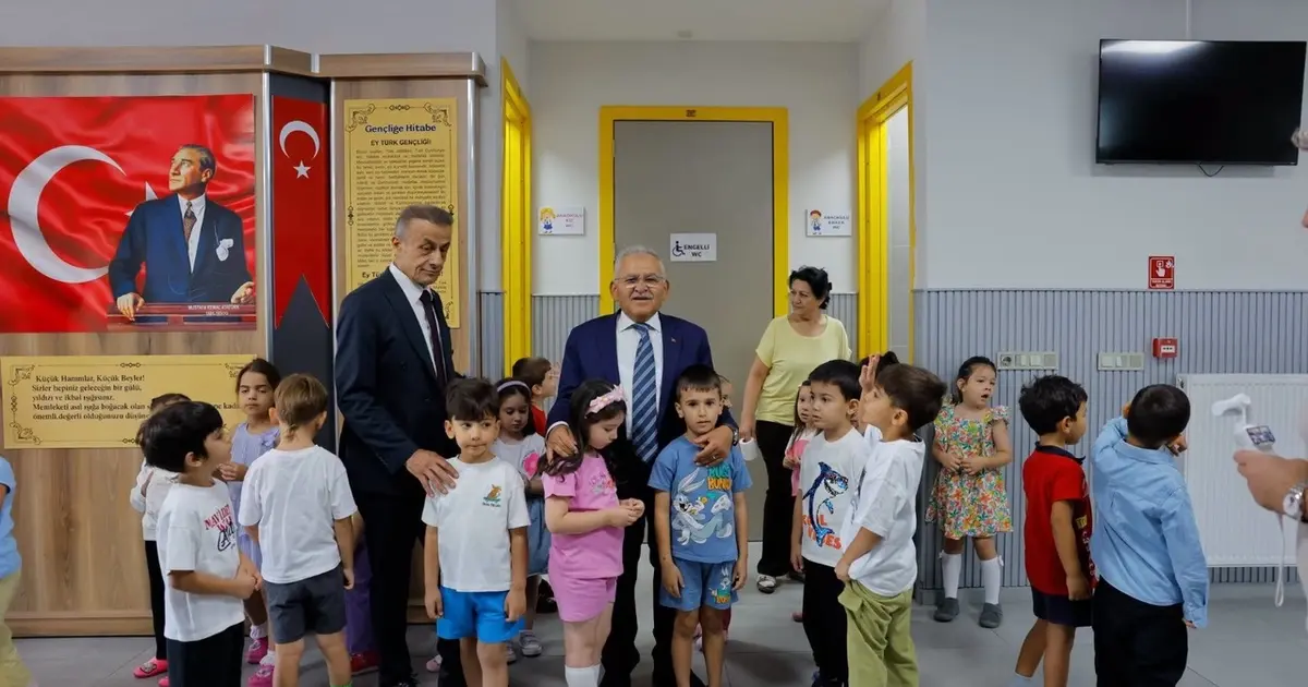 Memduh Büyükkılıç Kayserili öğrencilerin ilk gün heyecanına ortak oldu