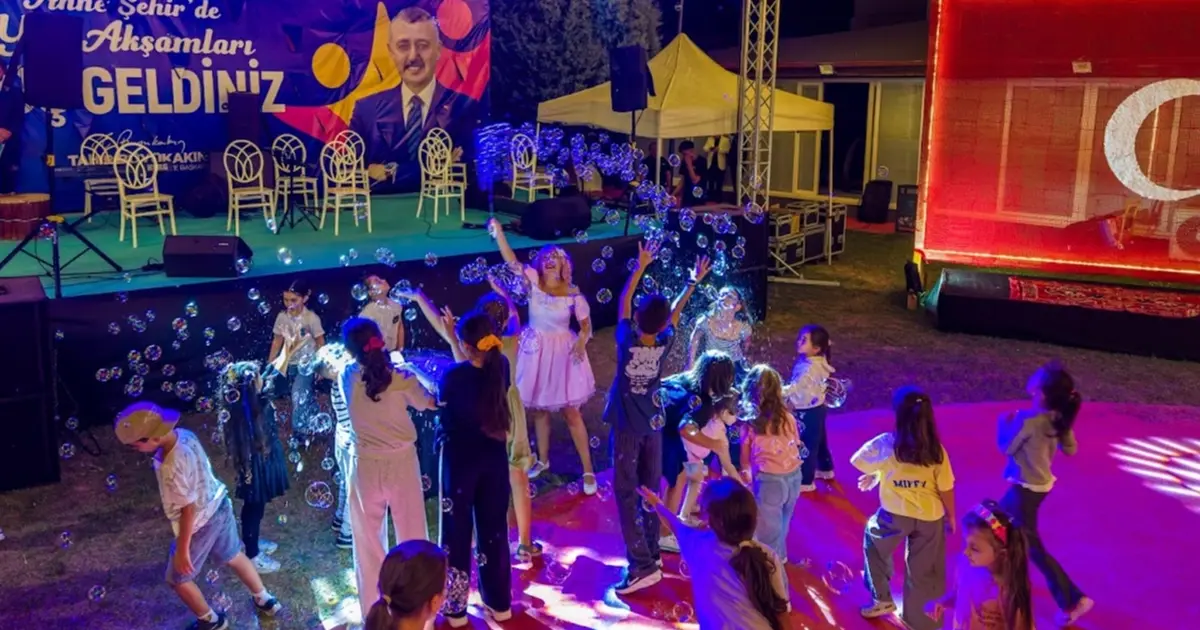 Kocaeli'de Anne Şehir’de sıra gecesi türkülerle renklendi