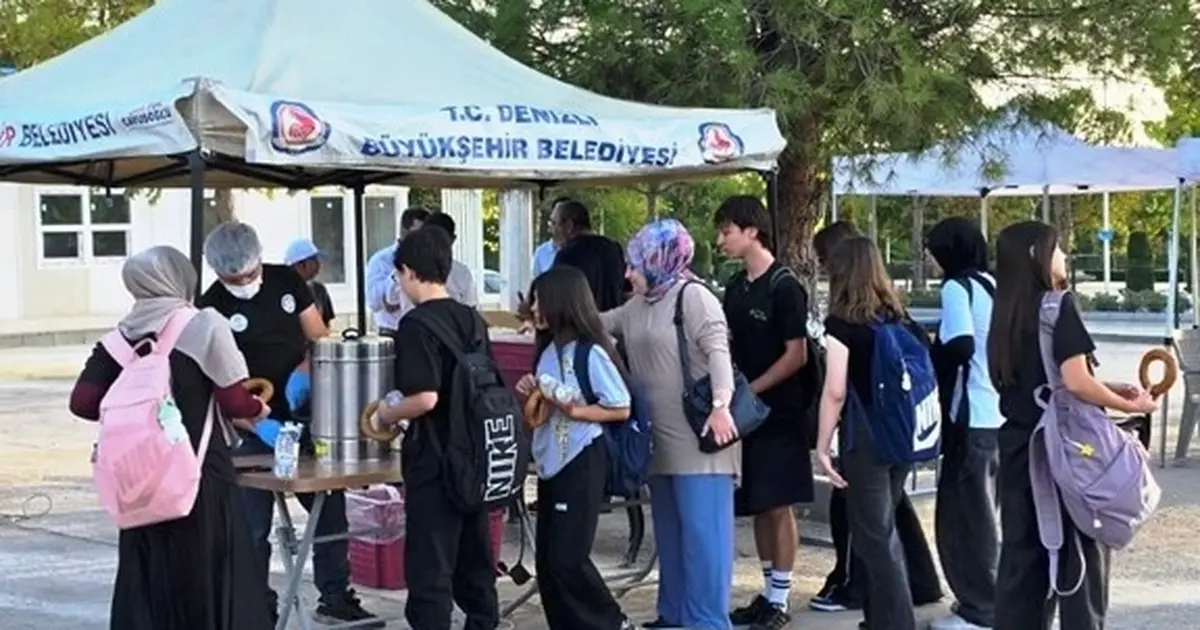 Denizli'de okul yolunda öğrencilere sıcak sürpriz