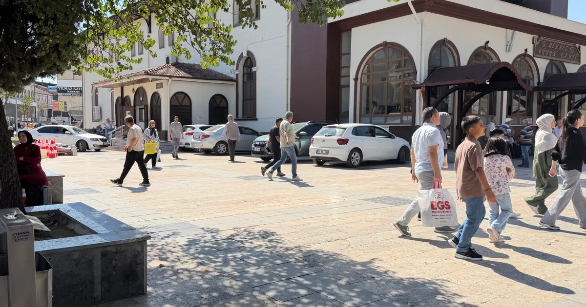 Düzce'de burası cami avlusu mu, otopark mı?