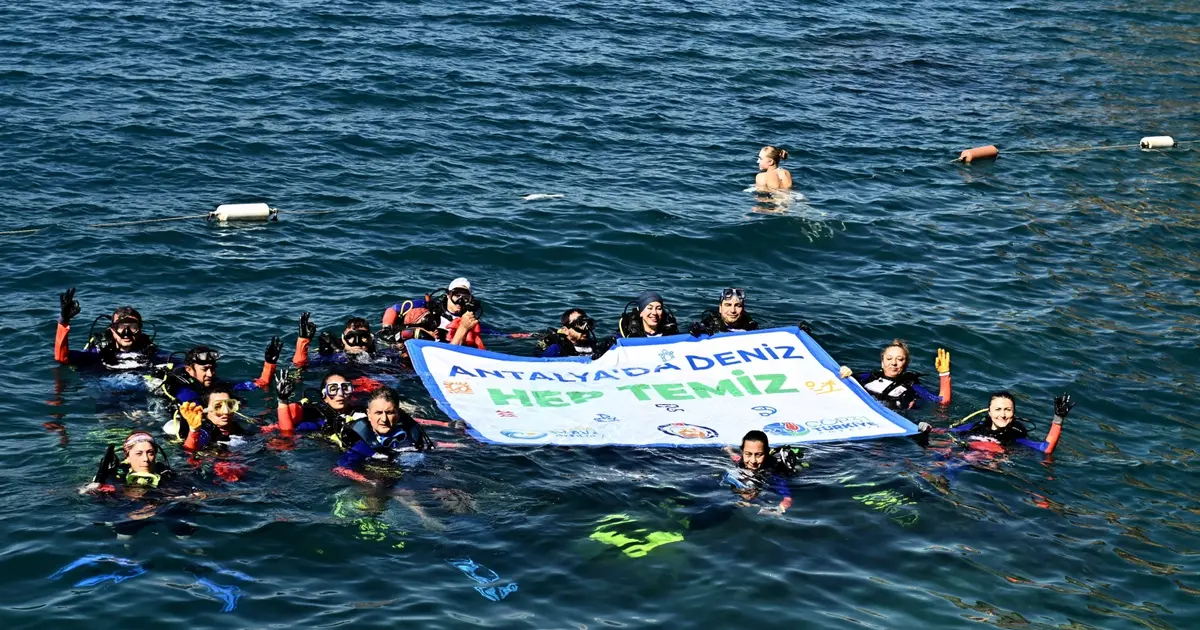 Antalya'da gönüllü dalgıçlardan Muratpaşa'da deniz dibi temizliği