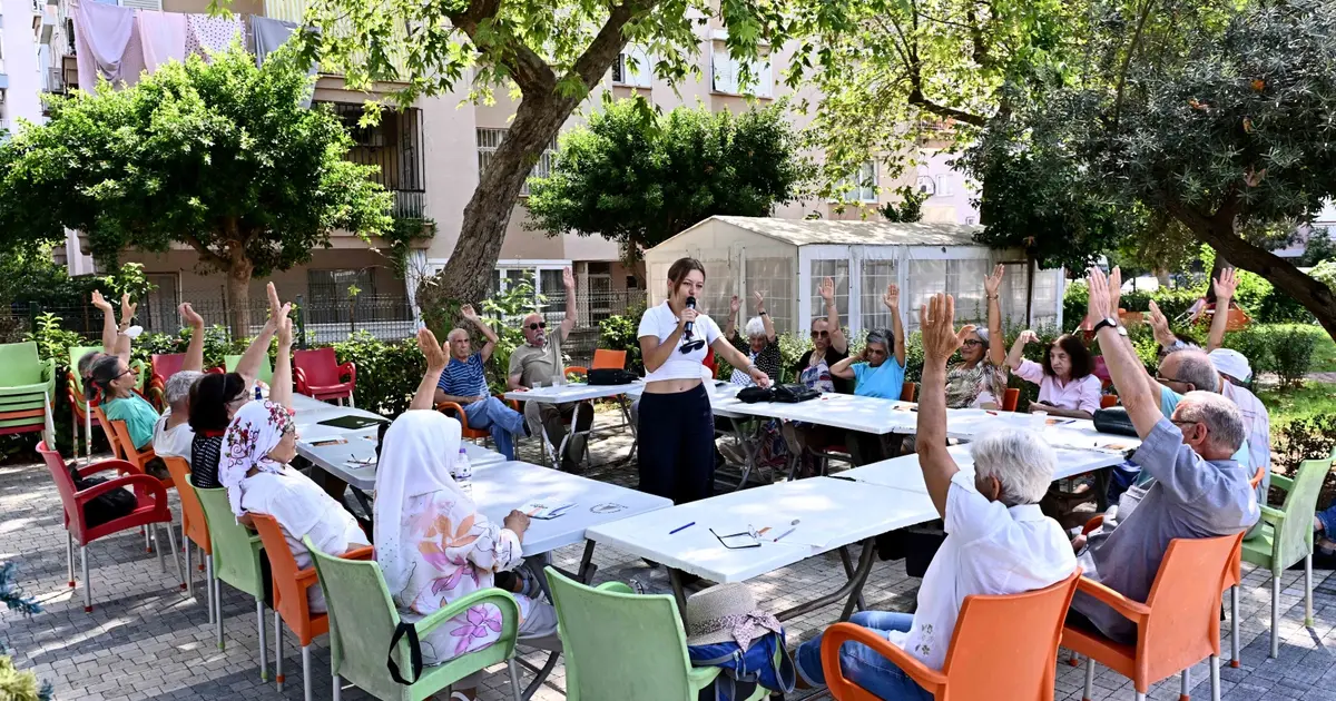 Alzheimer farkındalığı için Muratpaşa'da yaşlı evlerinde buluşuldu
