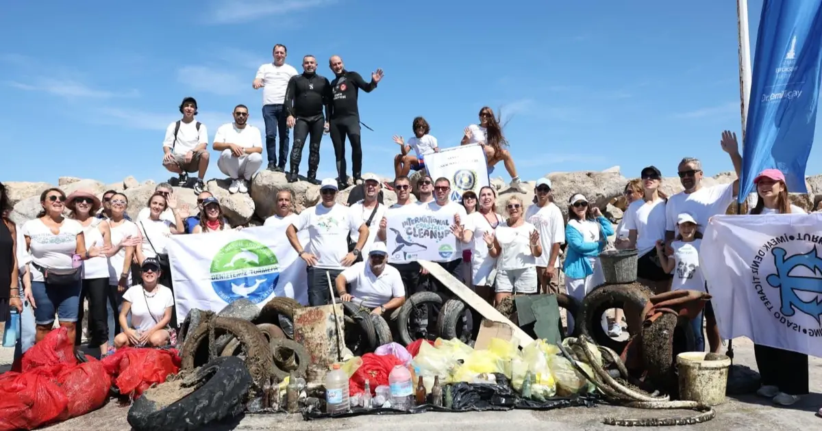 Çeşme kıyılarından 1,5 ton atık çıkarıldı