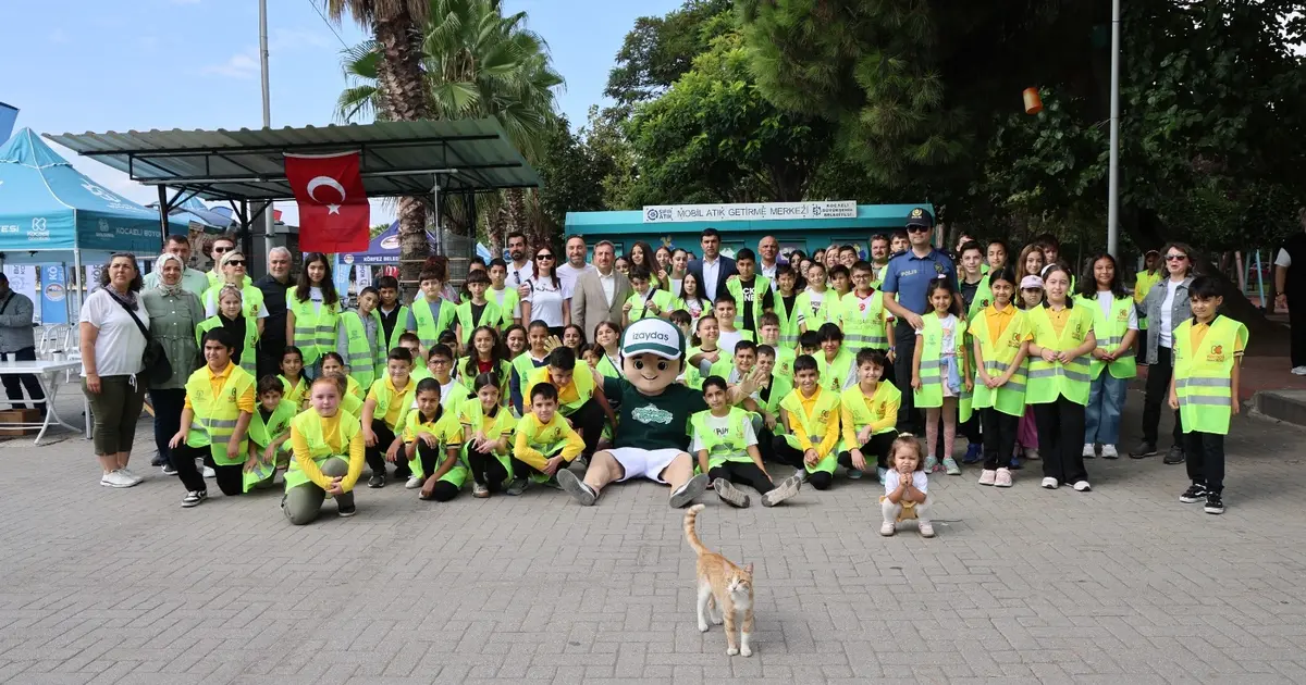 Gönüllüler Körfez’de 1 ton atık topladı