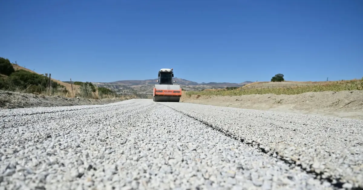 Manisa Selendi’de 26 yıllık yola ilk asfalt