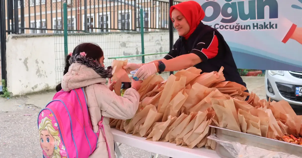 İzmit Belediyesi'nden öğrencilere pizza ve ayran ikramı