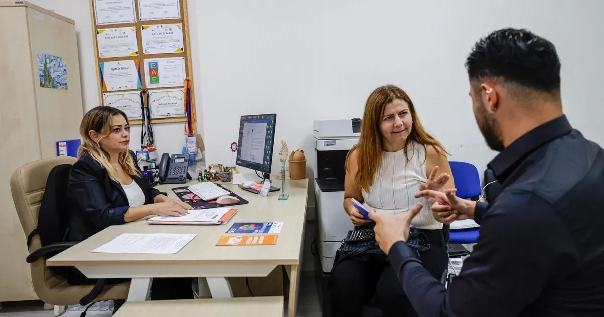 İzmir’de iletişimin önündeki engeller birlikte aşılıyor
