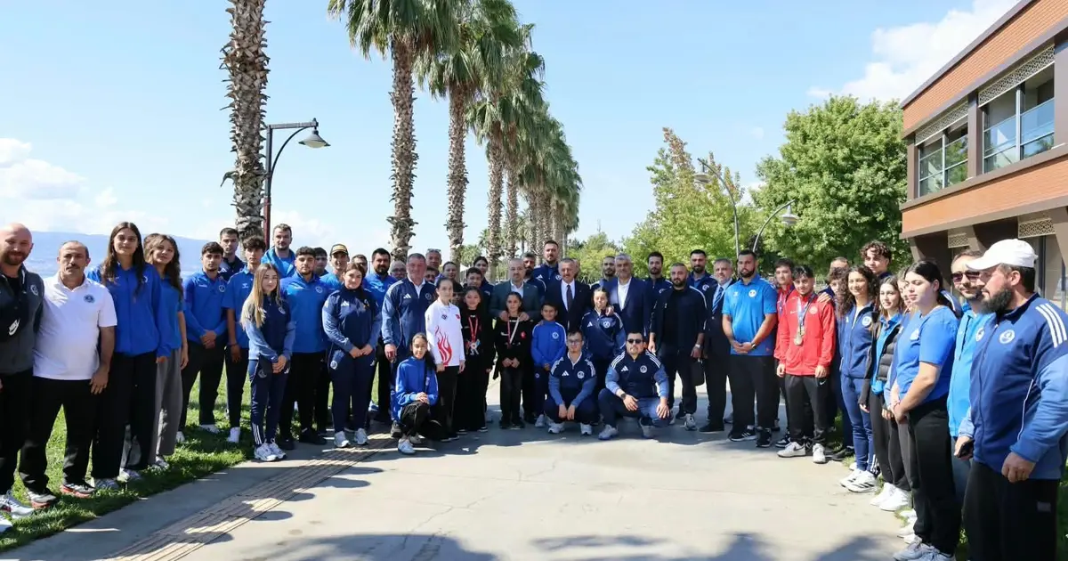 Kocaeli'de Başkan Büyükakın başarılı sporcularla buluştu