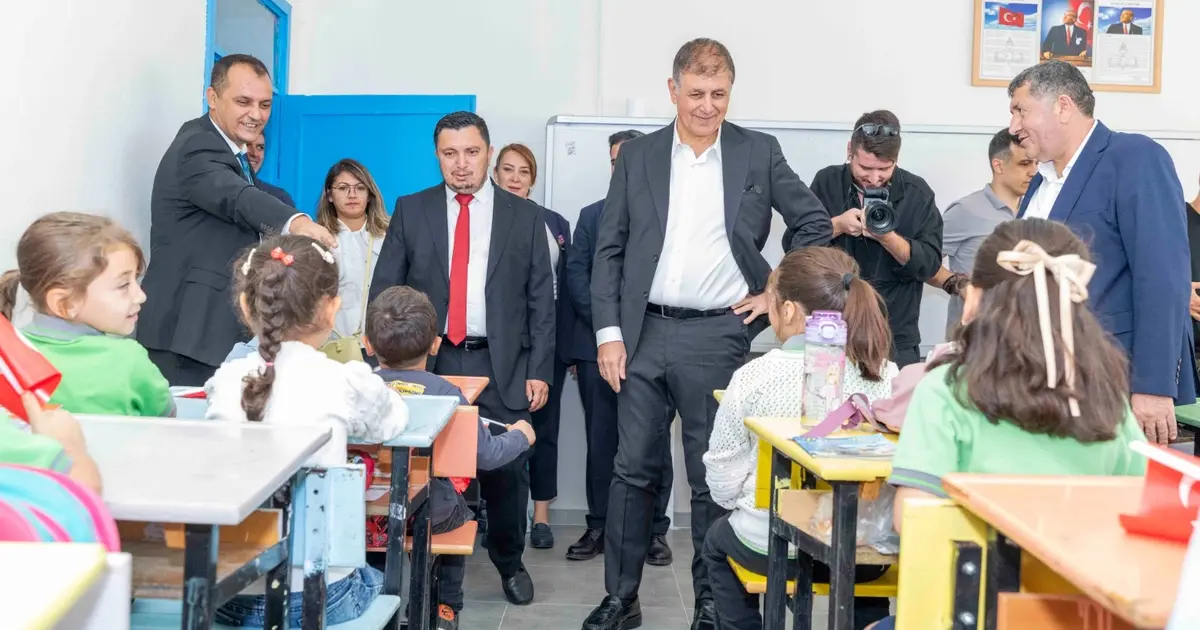 İzmir'de Kızıloba İlkokulu yenilendi çocuklar bayram etti