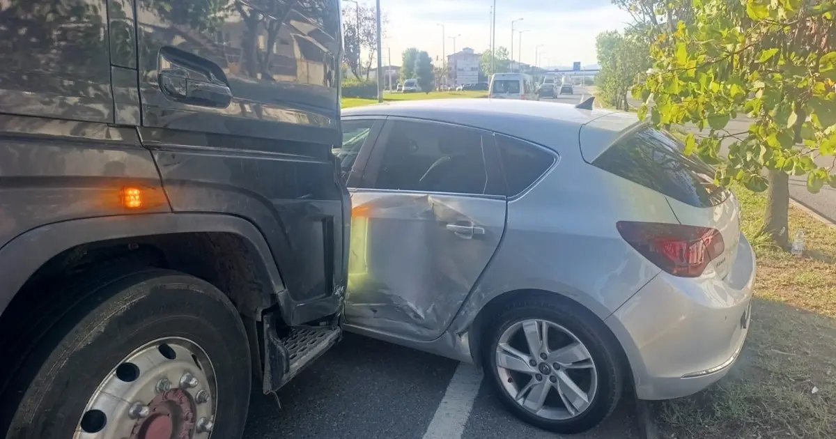 Düzce’de tır ile otomobil çarpıştı