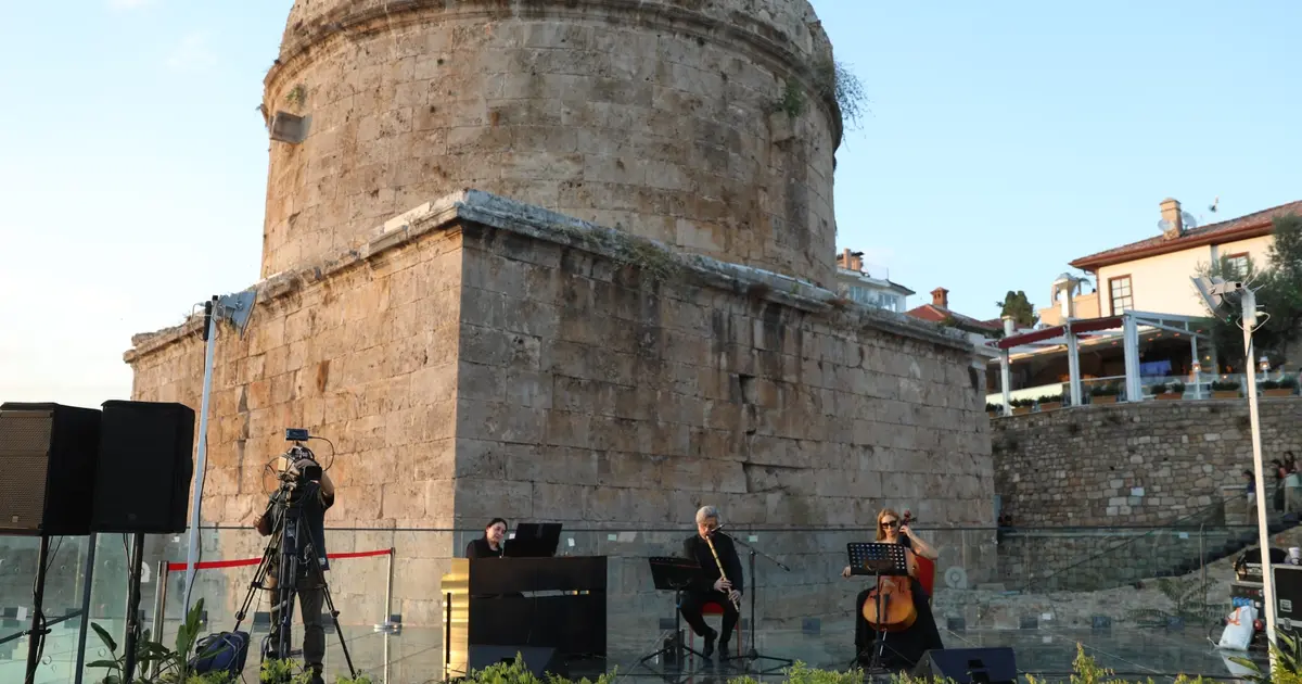 Hıdırlık Kulesi’nde Akdeniz manzarasına müzik eşlik etti