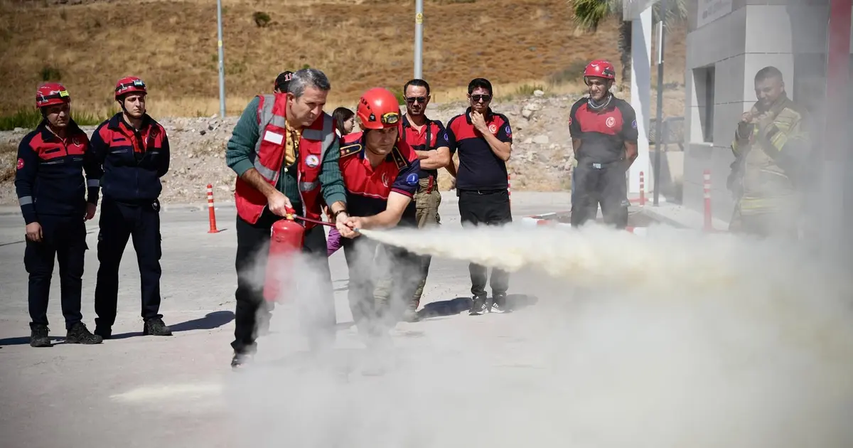 İzmir’de İtfaiye Haftası'nda nefes kesen tatbikat
