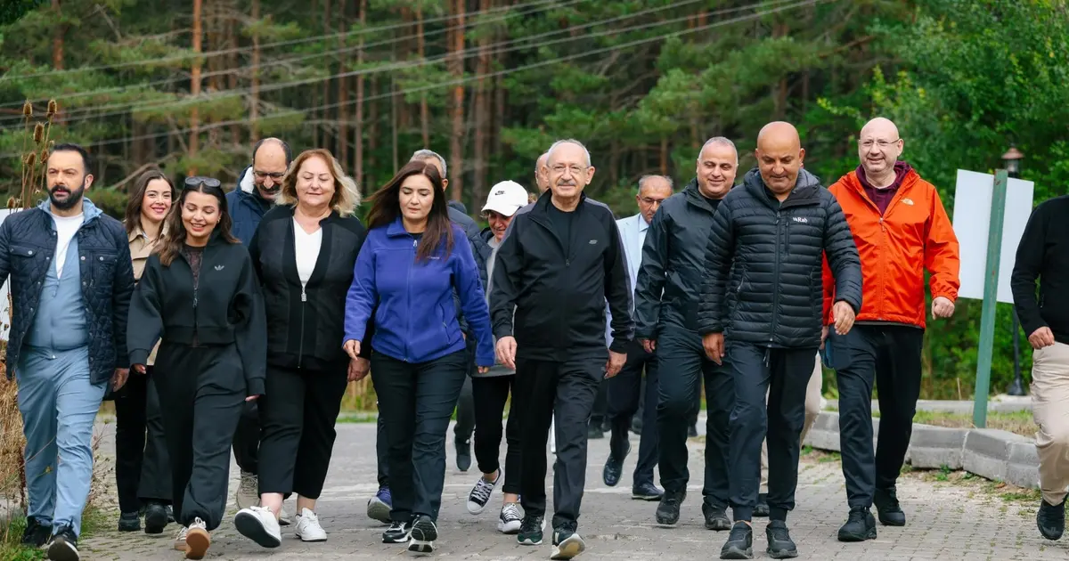 CHP lideri Kılıçdaroğlu kampın son gününe göl kenarında yürüyüşle başladı