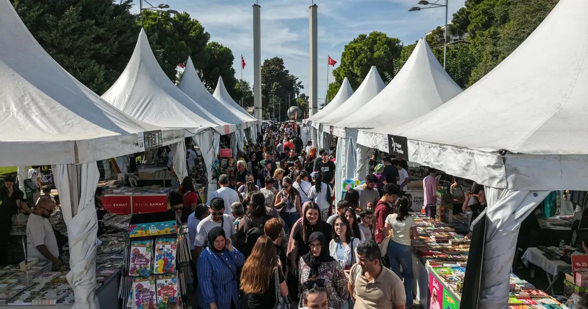 İzmir Kültürpark’ta kitap ve yazar buluşmaları sürüyor