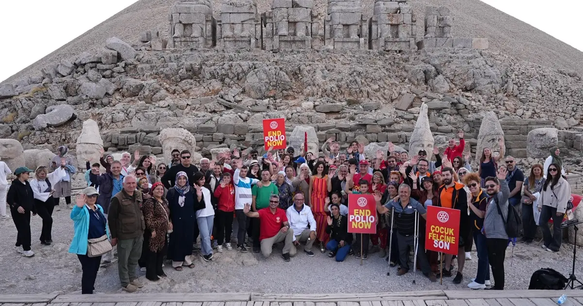 Nemrut'un zirvesinde tarihi mesaj: Çocuk felcine son!