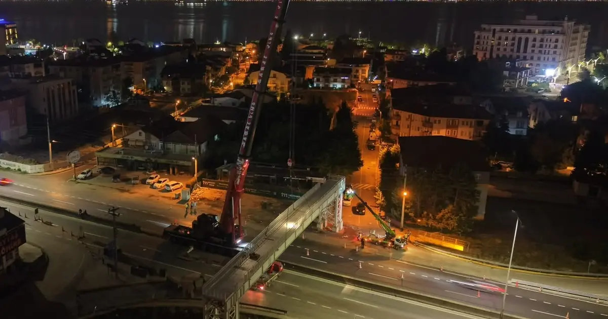 Kocaeli'de 80 tonluk tabliyeye tek seferde montaj - Gündem Haberleri