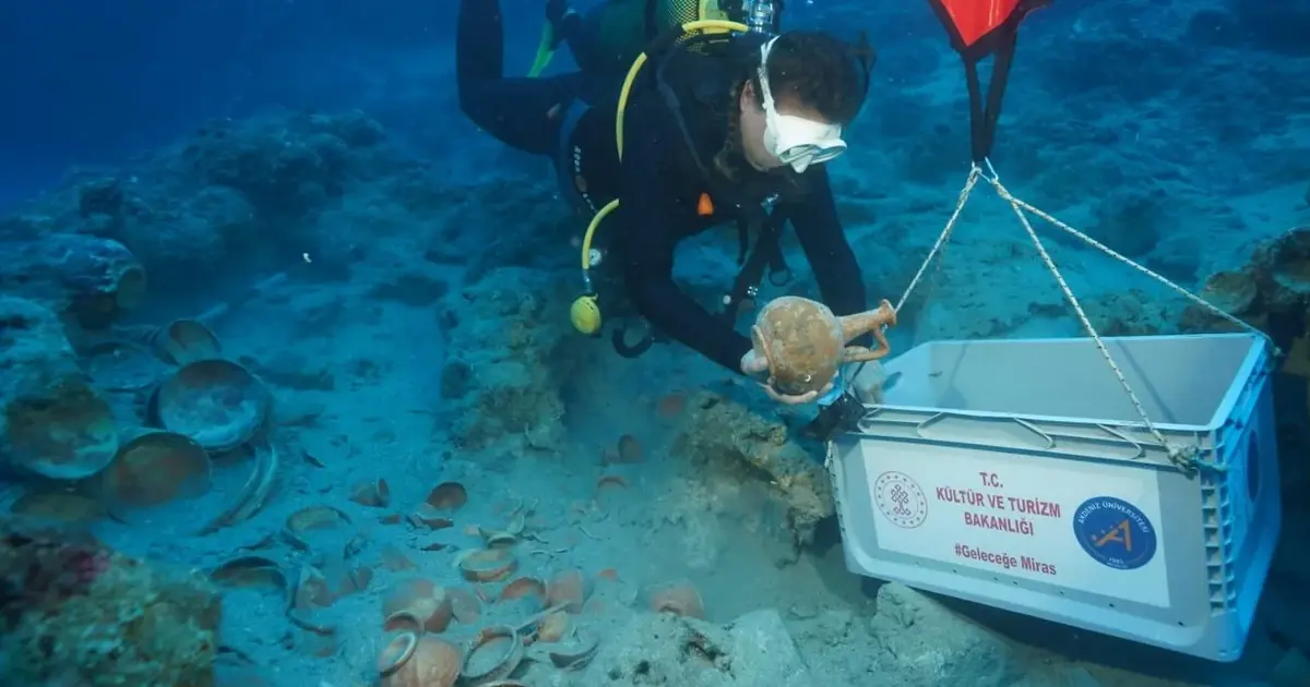 Akdeniz’in derinliklerinden 2 bin 100 yıllık sofra takımları çıkarılıyor