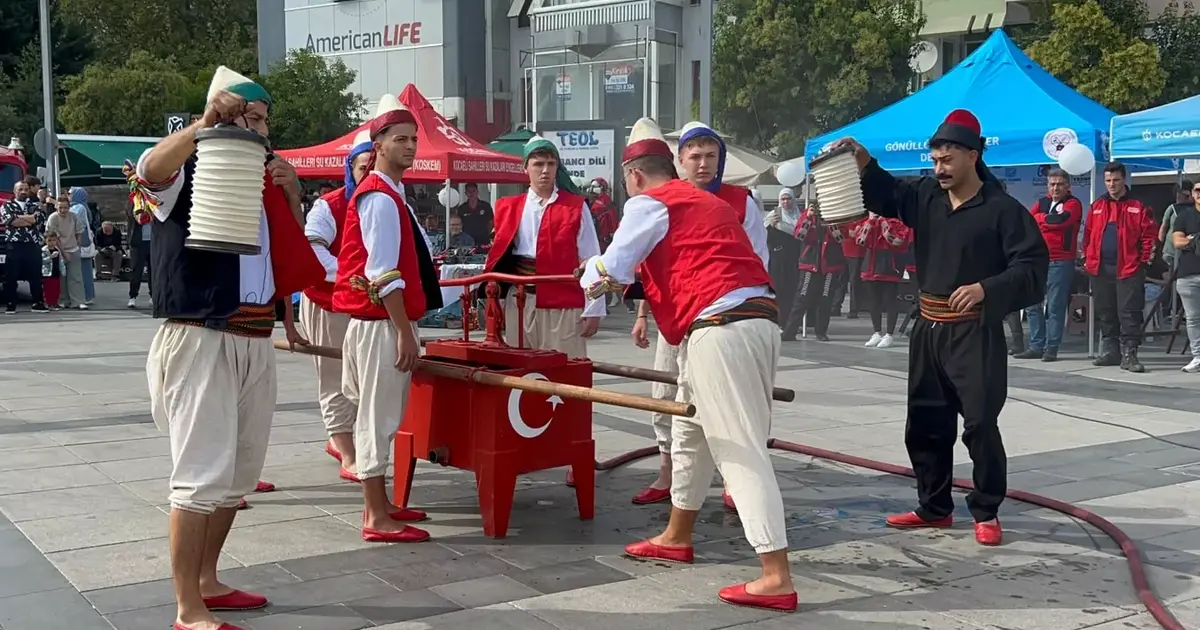 Kocaeli meydanları İtfaiye Haftası’nda renklendi