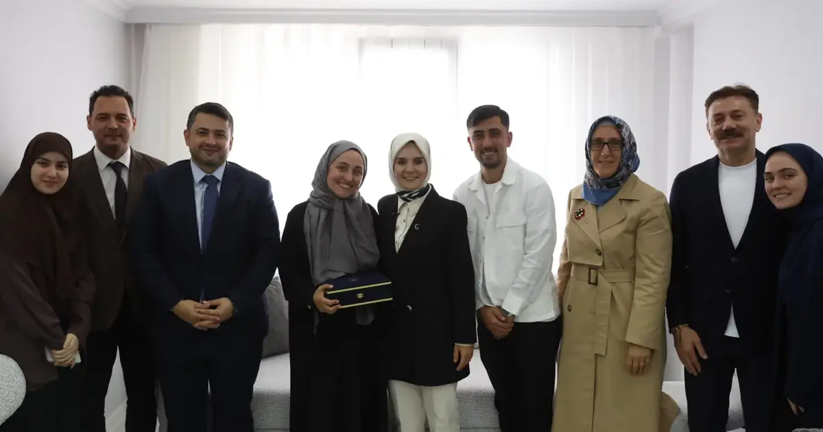 Bakan Göktaş, yeni evli çiftin ilk misafiri oldu