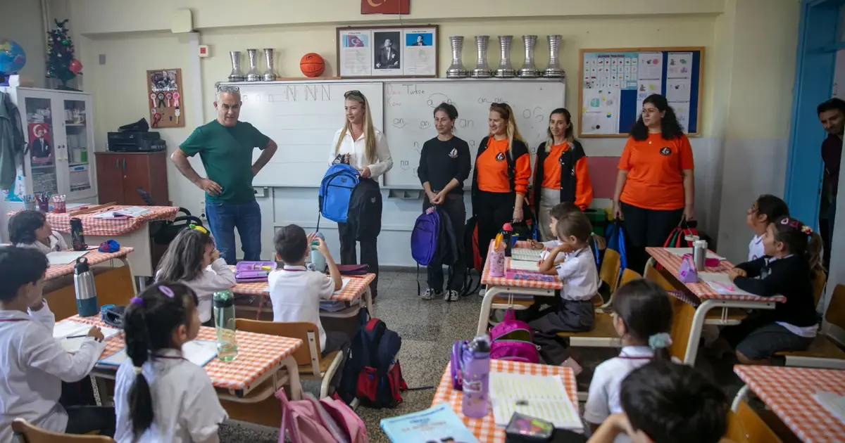 İzmir Güzelbahçe'de öğrencilere kırtasiye desteği