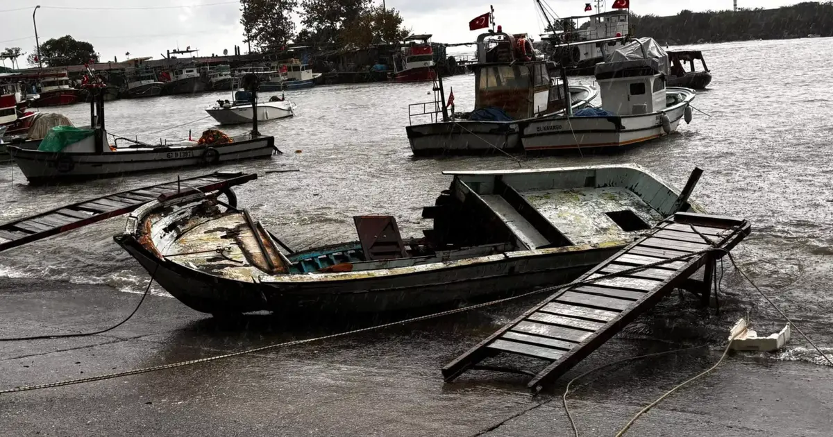 Düzce Akçakoca’da fırtına 14 tekneye zarar verdi