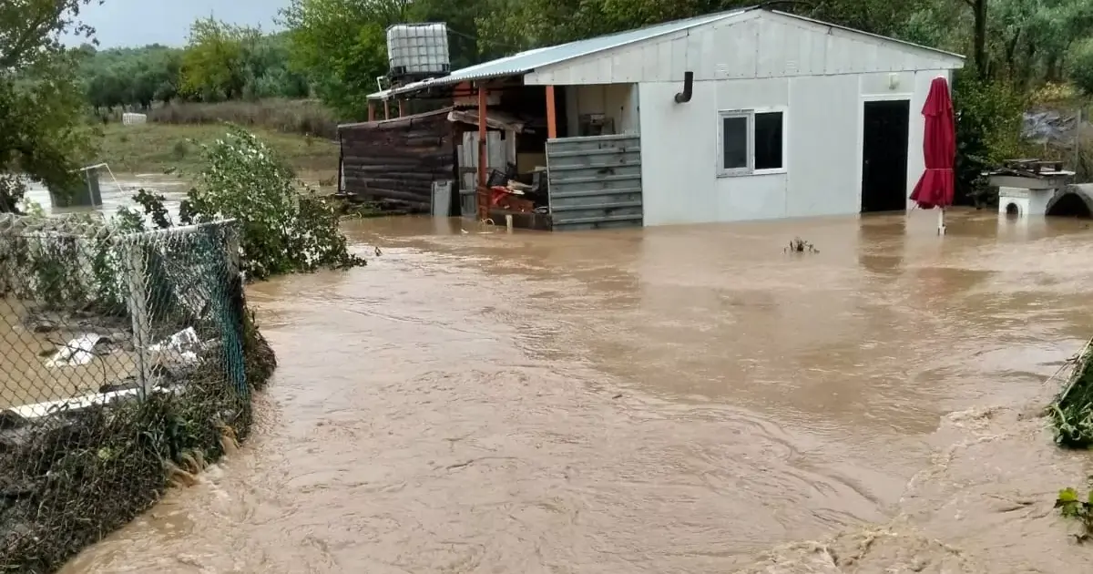 Mudanya Yalıçiftlik’te ev sular altında kaldı... Mahsur kalan adını MAK kurtardı