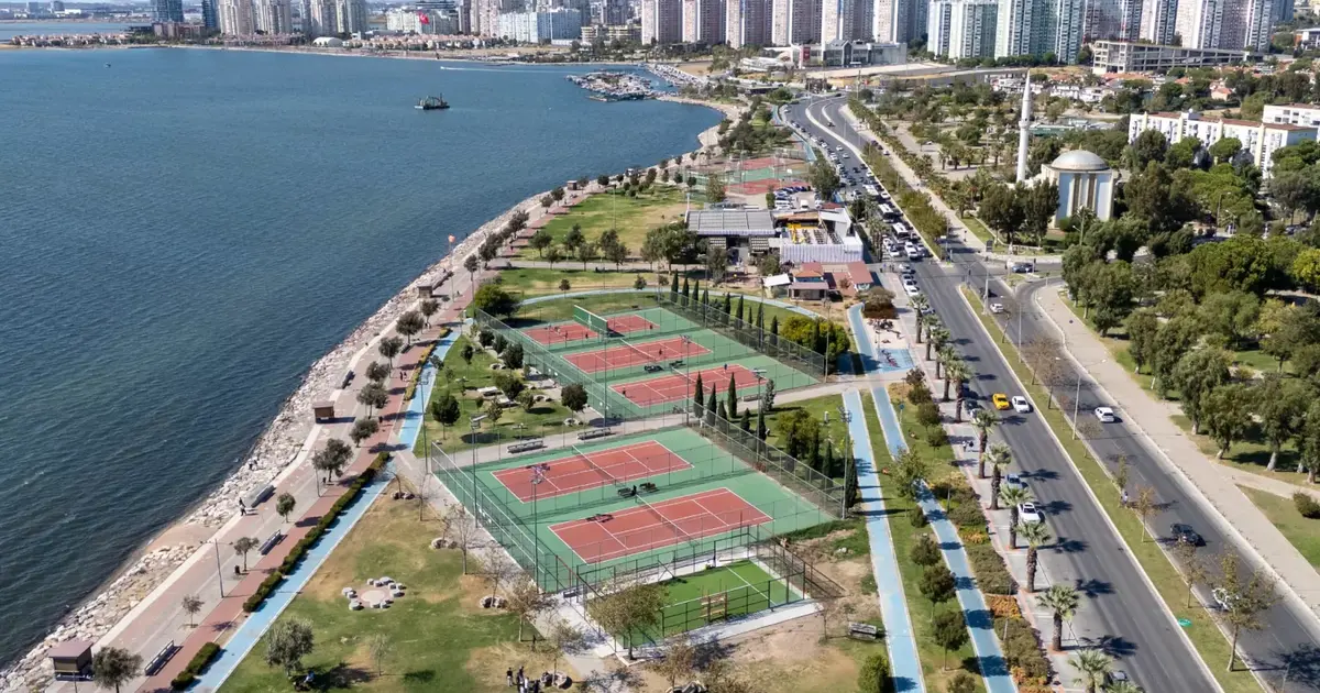 Bostanlı’daki iki padel kortunda sona doğru