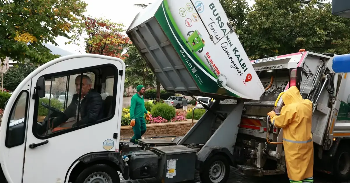 Bursa Osmangazi'de yağmur çamur demeden günde 1100 ton atık toplanıyor