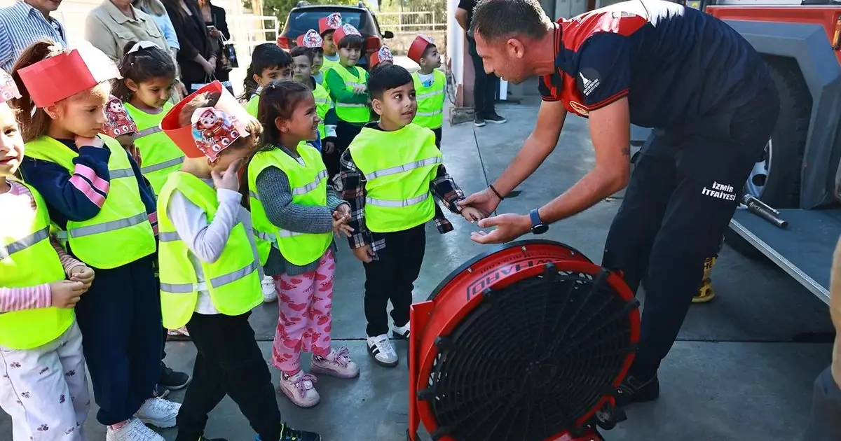 Efes Selçuk’lu miniklerden itfaiye haftası’nda anlamlı ziyaret
