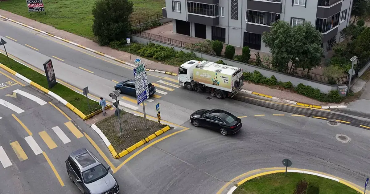 Sakarya yağışın bıraktığı çamur ve tozları temizliyor