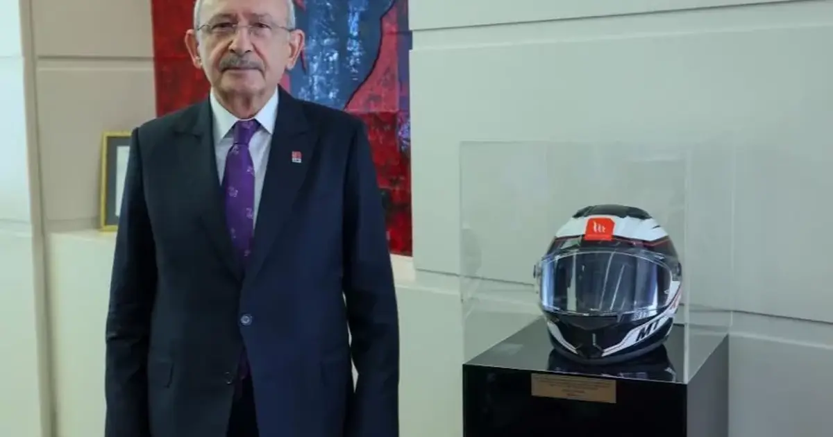 Kılıçdaroğlu, motokurye Murat Can Pekeroğlu’nun kaskını makam odasına koydu