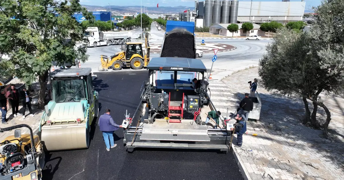 Manisa Yunusemre Emlakdere’de 2 kilometrelik yola sıcak asfalt