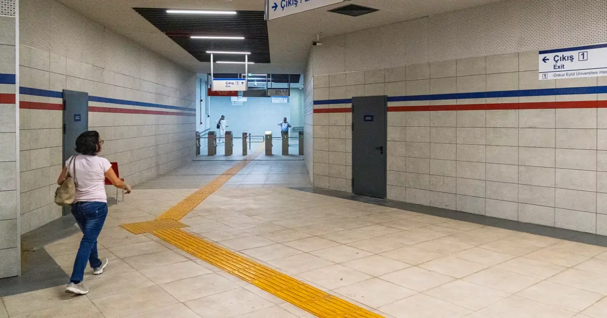 İzmir Metrosu’ndan Dokuz Eylül Hastanesi’ne kesintisiz yaya tüneli açıldı