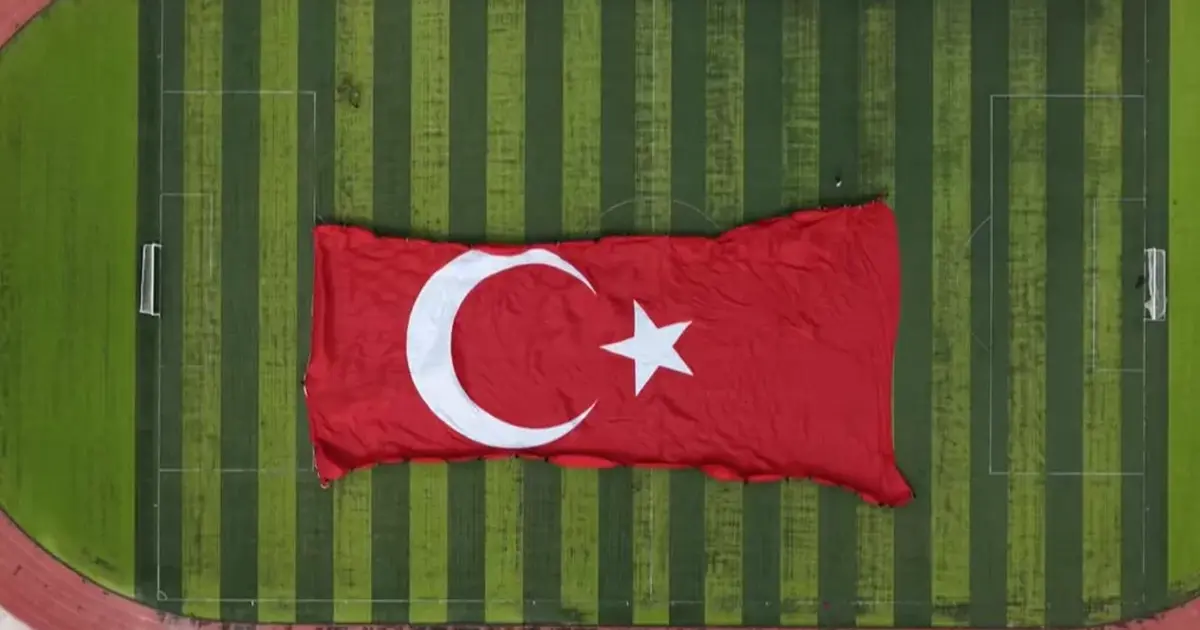 Gökyüzünde Türk bayrağıyla rekor! 3 bin 37 metrekarelik dev bayrak dalgalandırıldı