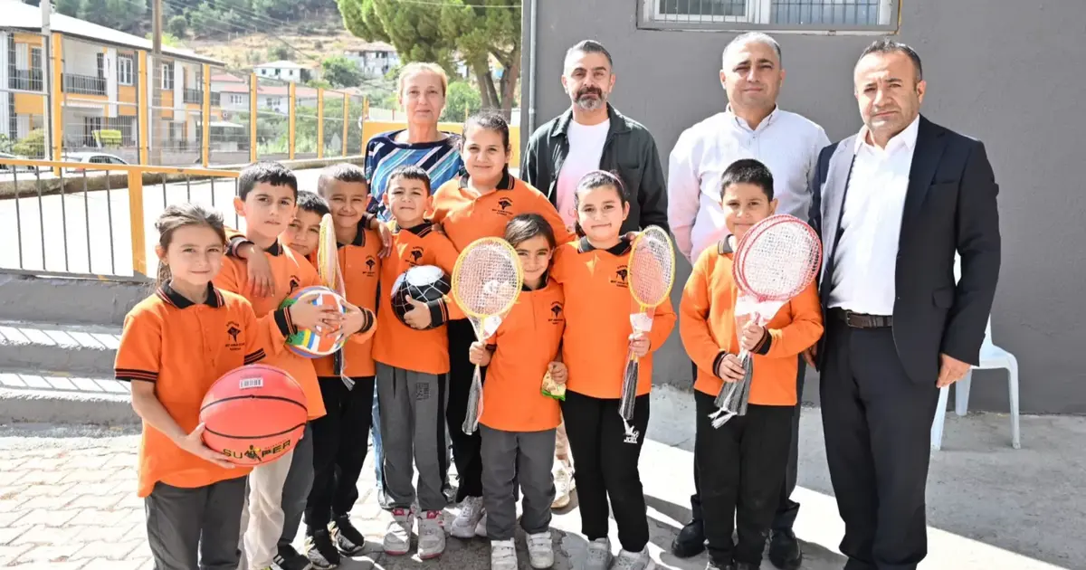 Manisa Büyükşehir'den okulların spor altyapısına takviye
