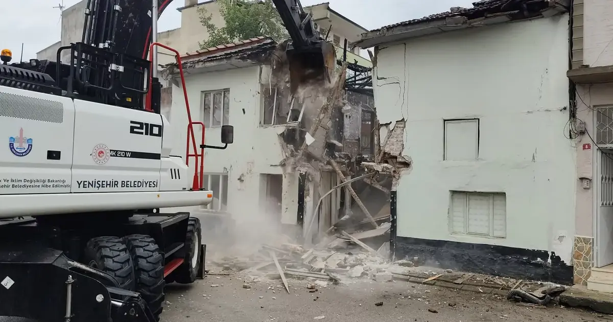 Bursa Yenişehir'de metruk binalar tek tek yıkılıyor