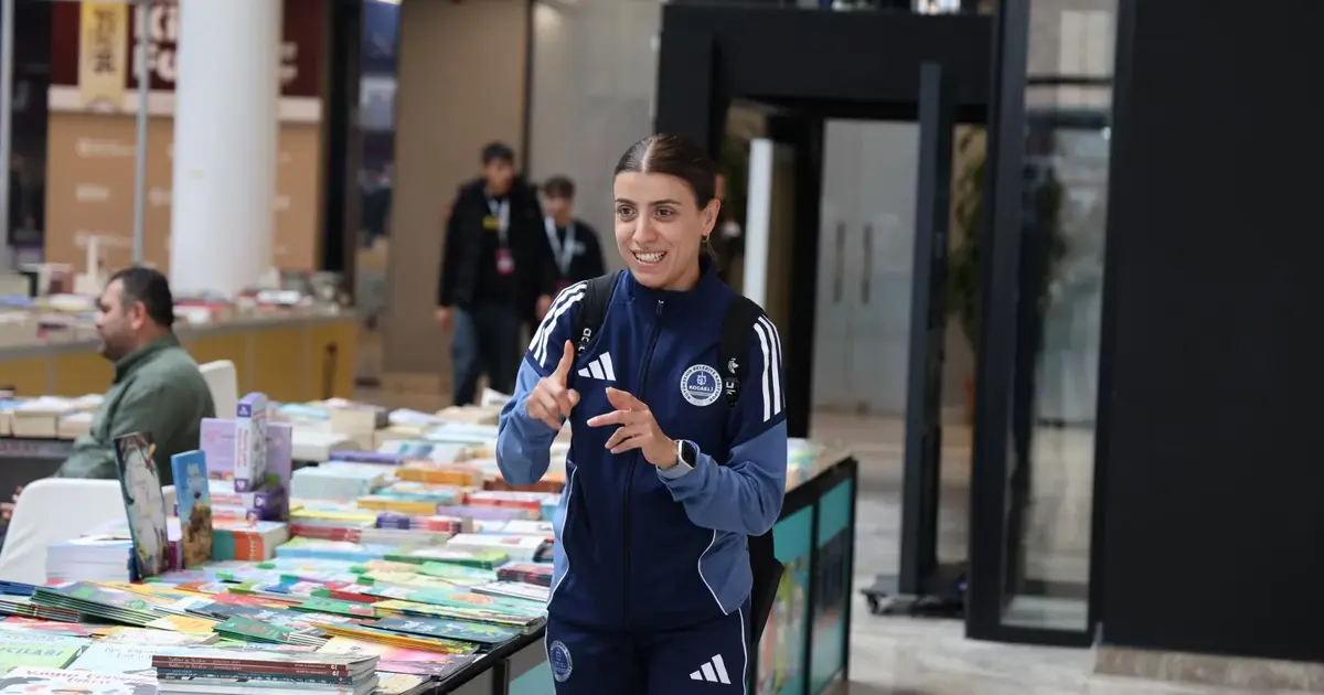 İrem, kitapların dünyasını işaret diliyle keşfetti