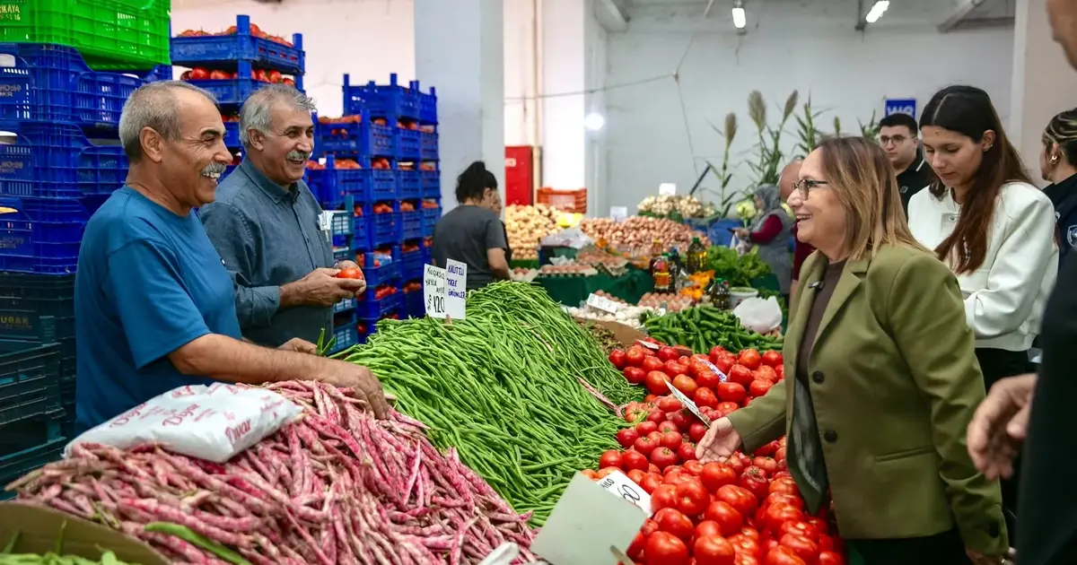 Güzelbahçe'de Başkan Vekili'nden pazar ziyareti