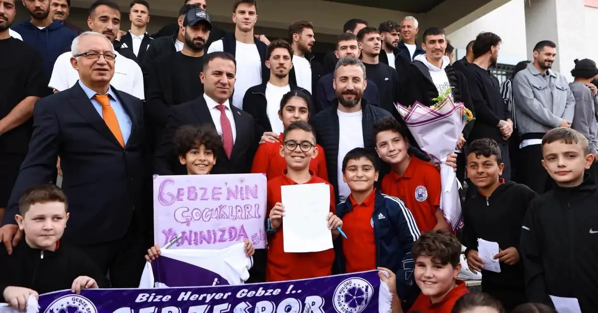 Gebzesporlu futbolcular öğrencilerin yüzünü güldürdü