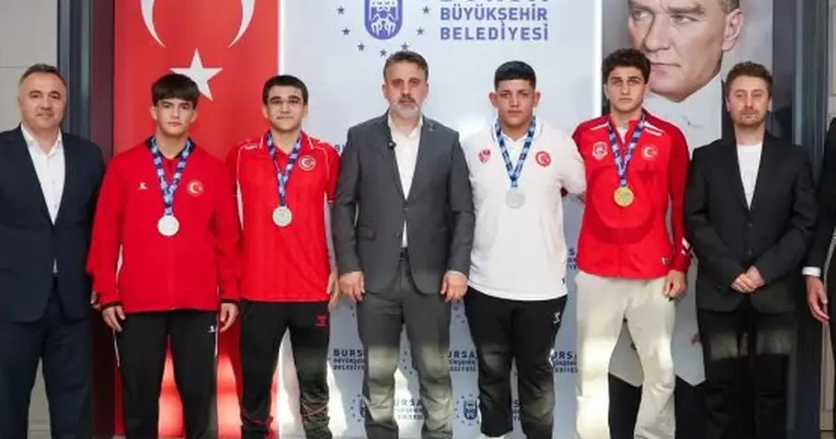 Bursa'nın madalyalı güreşçileri Biba'nın konuğu oldu