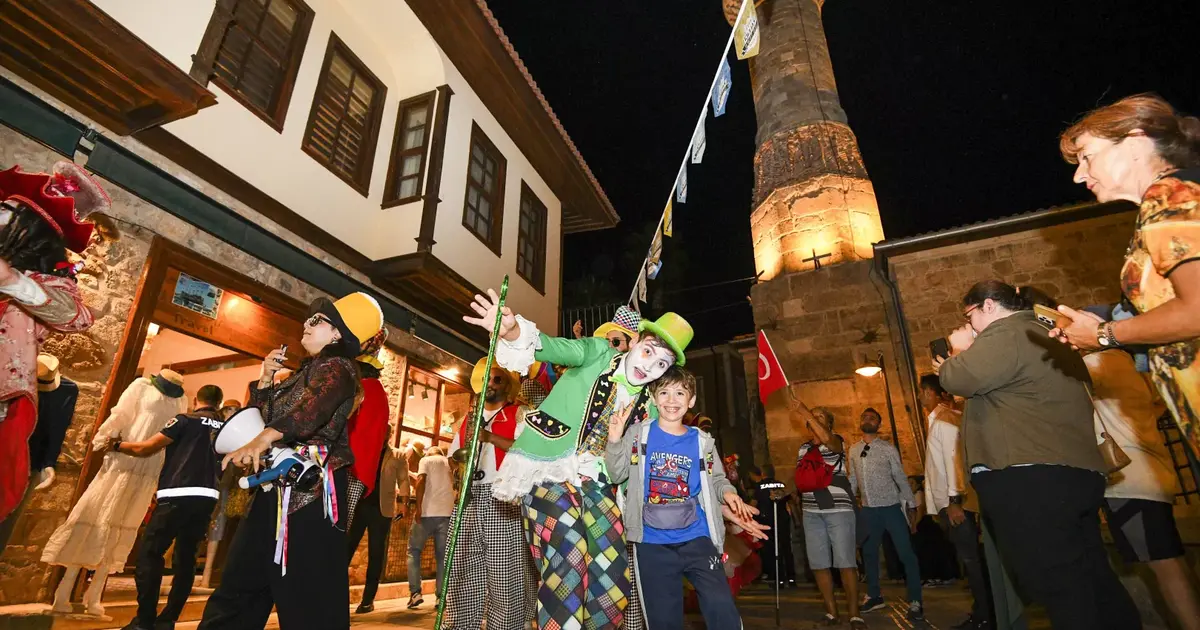 Antalya'da büyüleyici kortej Kaleiçi’nde karnaval havası estirdi - Gündem Haberleri