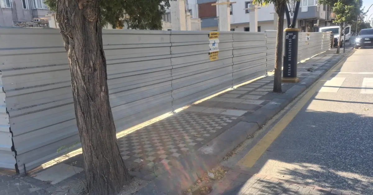 Keşan'da o caddedeki inşaatta kaldırım işgali sona erdi